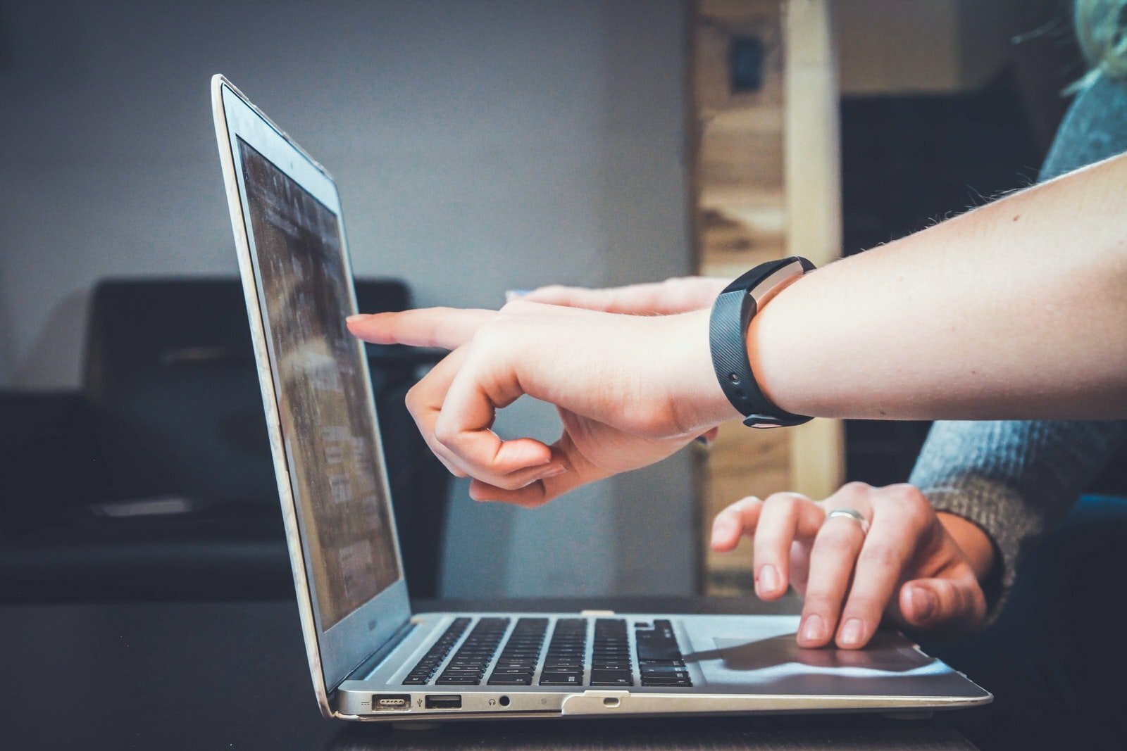 10 Benefits of Hiring a Business Coach In Toronto person using laptop