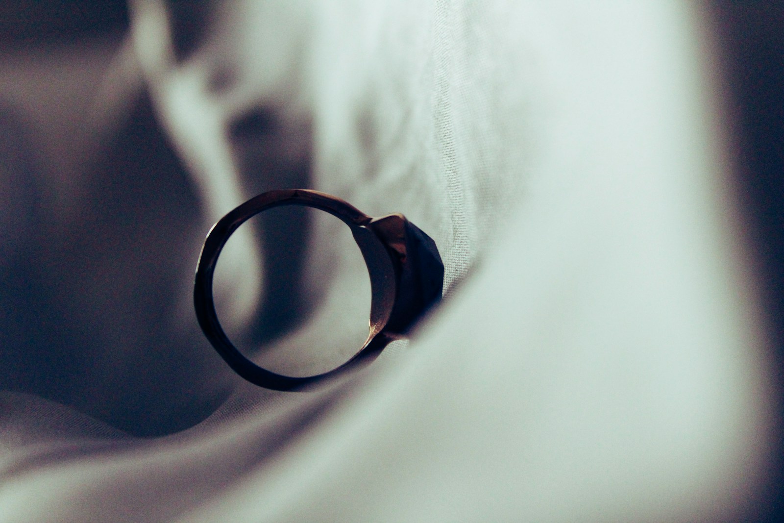 Exploring the Benefits of an Amicable Divorce gold-colored ring