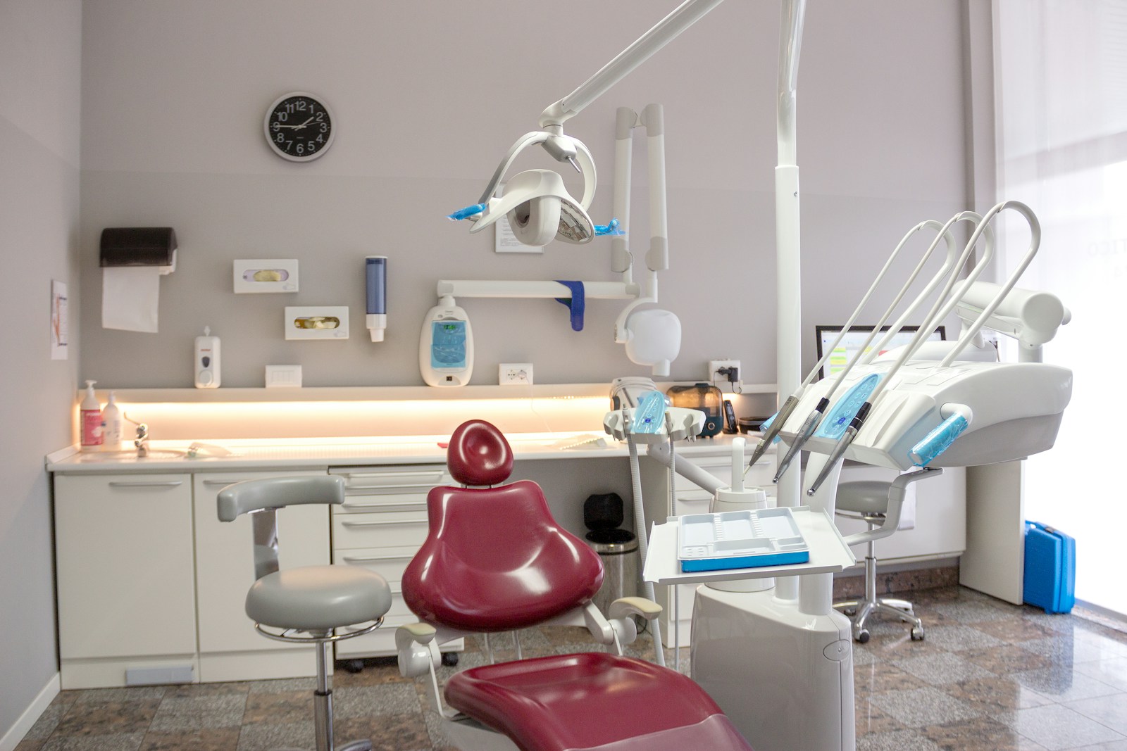 3 Signs It’s Time To Seek Guidance From A Family Dentist A dental room with a red chair and a sink